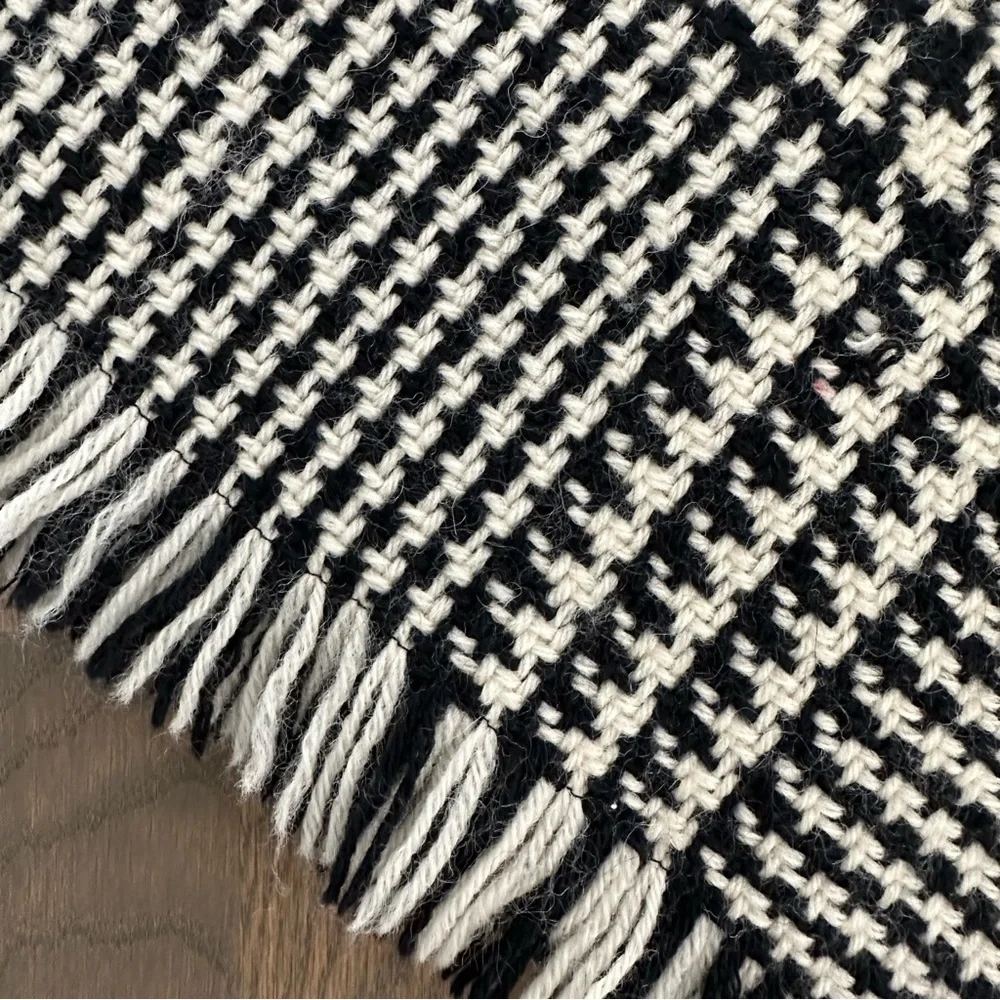 SOLD Anthropologie Vintage 100% Wool Houndstooth Woven Scarf in Black and Cream - Picture 3 of 7